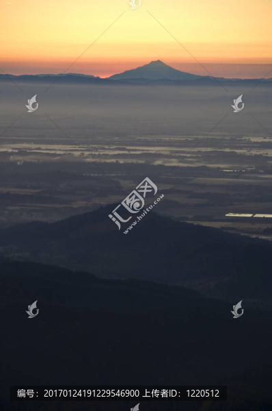 在云黃日出裹霧威拉米特河谷；或；與杰佛遜山的背景。山上覆蓋著松林。