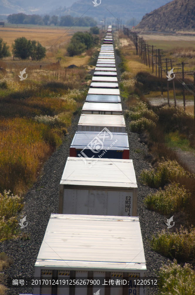 沙漠中的貨運列車。