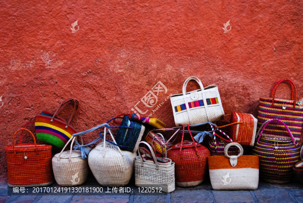 五顏六色的行李和行李由一個紅色的墻。