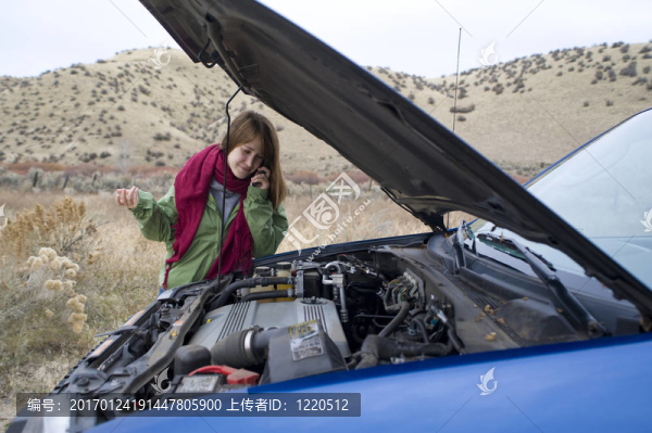 少女和一輛壞了的汽車