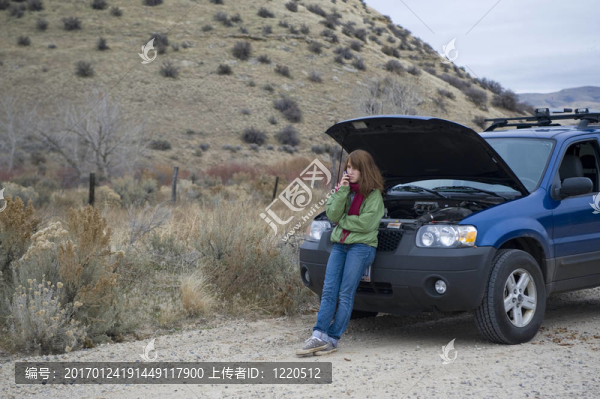 少女和一輛壞了的汽車