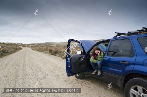 少女和一輛壞了的汽車