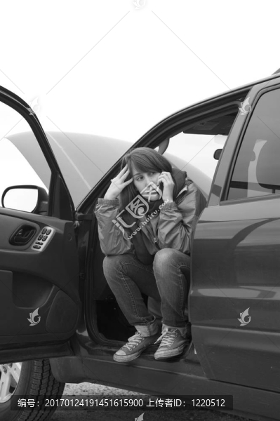 少女和一輛壞了的汽車