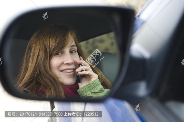 十幾歲的女孩用手機(jī)打汽車