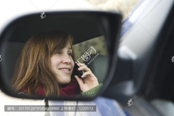 十幾歲的女孩用手機打汽車