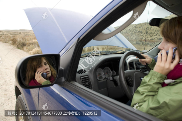 少女和一輛壞了的汽車