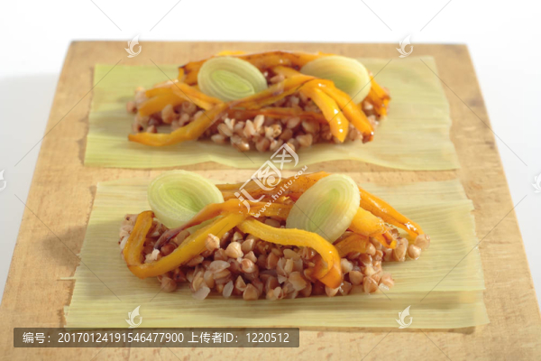 在風(fēng)格的壽司中過(guò)的蔬菜