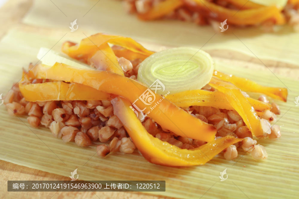 在風(fēng)格的壽司中過(guò)的蔬菜