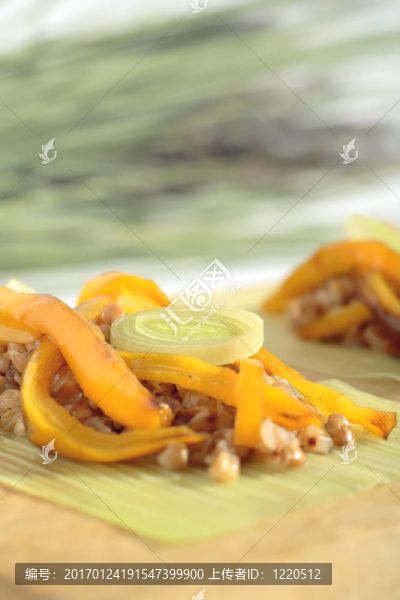 在風(fēng)格的壽司中過(guò)的蔬菜