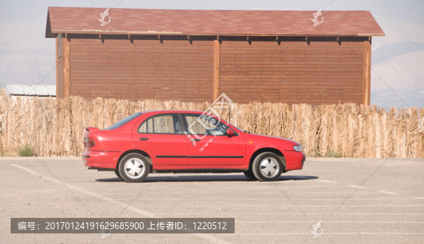 紅色的車和一個(gè)谷倉(cāng)