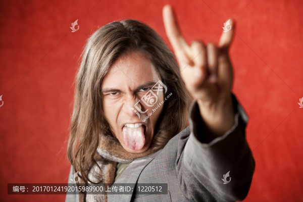 英俊的年輕人做手勢(shì)-匯圖網(wǎng) www.fosd68.com 英俊的年輕人做手勢(shì)