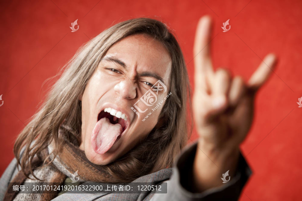 英俊的年輕人做手勢