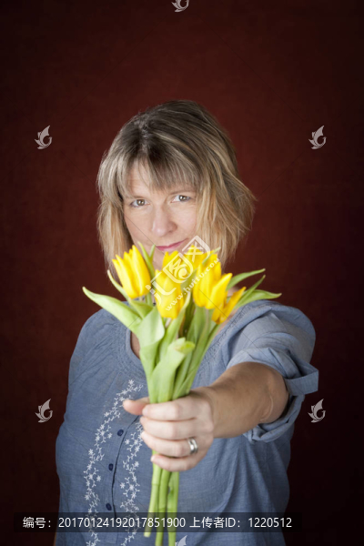 黃色郁金香的女人