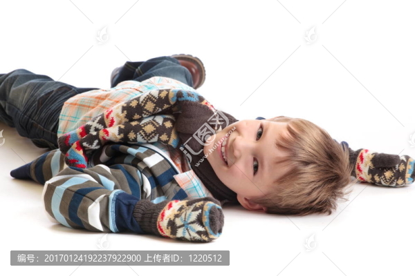微笑的男孩穿暖和的衣服