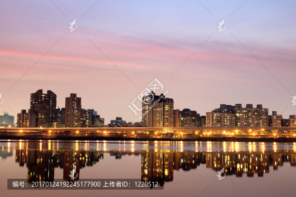 城市夜用紫色燈