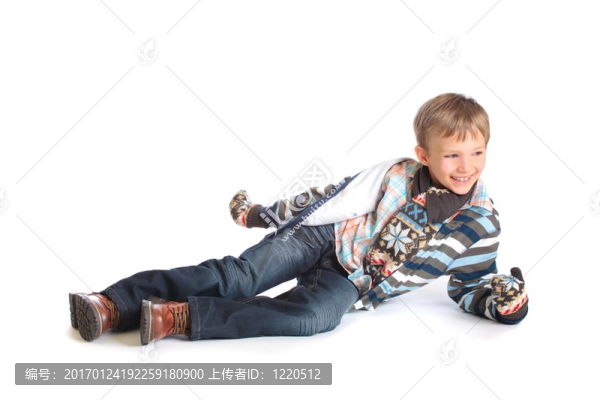 微笑的男孩穿暖和的衣服