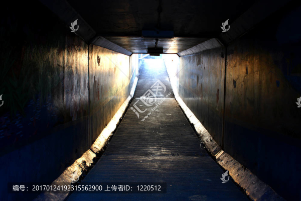隧道盡頭的光