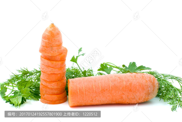 一半成熟的新鮮胡蘿卜片和一些歐芹