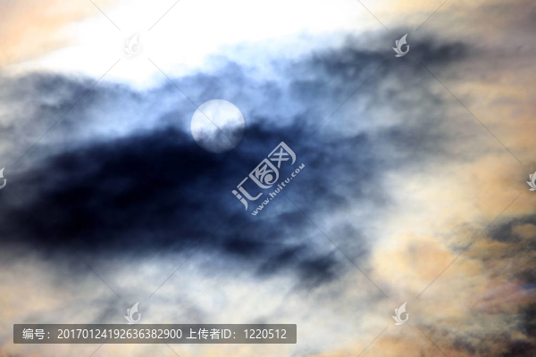 太陽在云層中