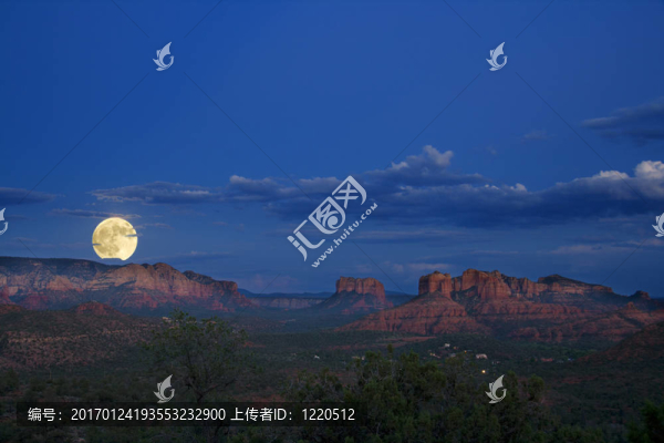 在紅色巖石的月出