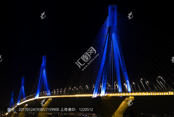 里翁-安提里翁大橋；晚上。
