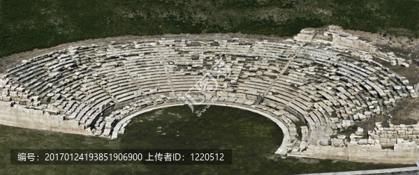 古希臘劇場；空中。