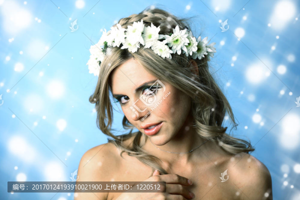 藍(lán)色的年輕女性-匯圖網(wǎng) www.fosd68.com 藍(lán)色的年輕女性