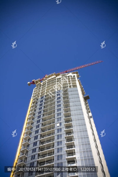 公寓正在建設(shè)的起重機上