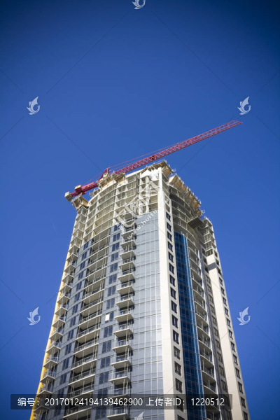 公寓正在建設(shè)的起重機(jī)上
