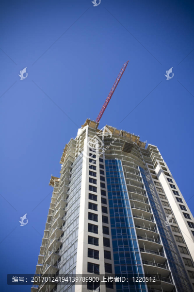 公寓正在建設(shè)的起重機(jī)上