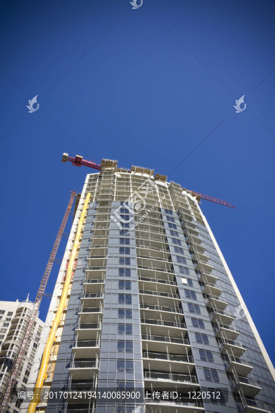 公寓正在建設(shè)的起重機(jī)上