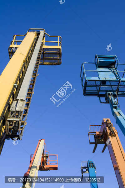 許多彩色的移動(dòng)式起重機(jī)-匯圖網(wǎng) www.fosd68.com 許多彩色的移動(dòng)式起重機(jī)