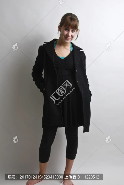 可愛(ài)的小女孩沒(méi)有鞋