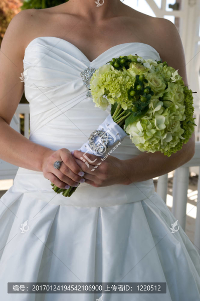 新娘的軀干握著她的花束-匯圖網(wǎng) www.fosd68.com 新娘的軀干握著她的花束