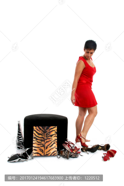 試穿鞋子的女人