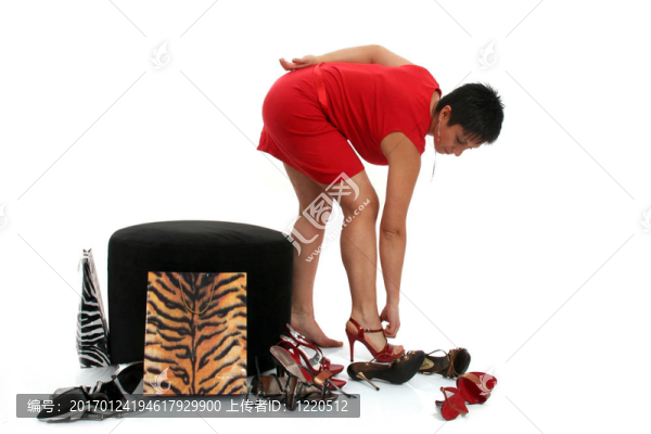 試穿鞋子的女人
