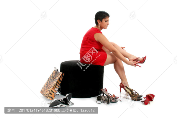 試穿鞋子的女人