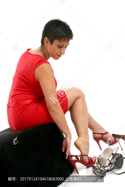 試穿鞋子的女人
