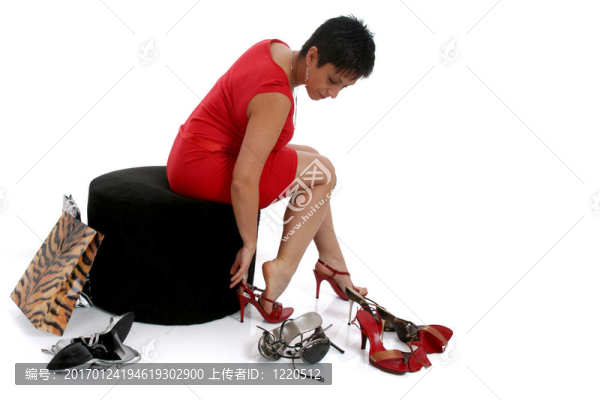 試穿鞋子的女人