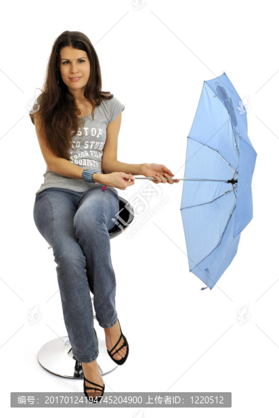 帶傘的時(shí)尚模特