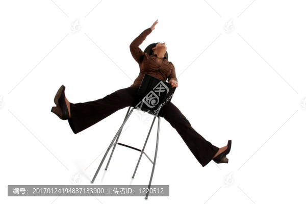 奶牛女孩騎著凳子