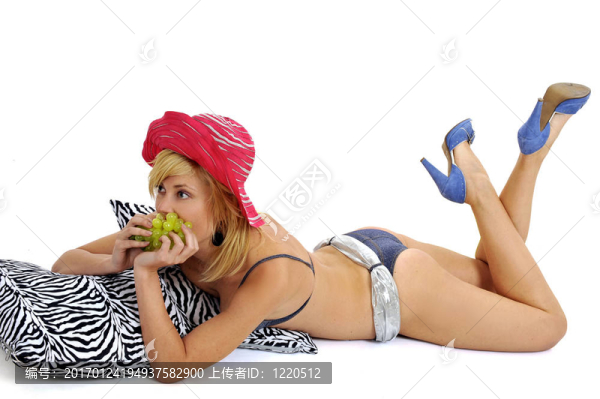 在比基尼與葡萄的女人