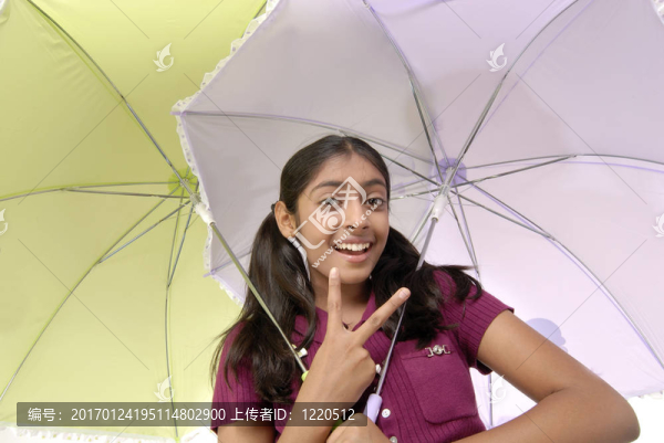 帶兩把傘的女孩