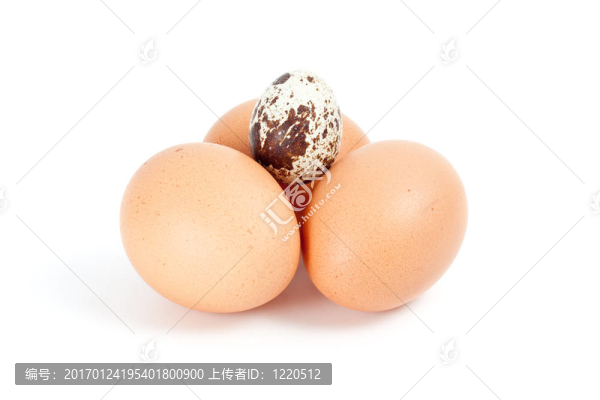 在上面的雞蛋和一只鵪鶉蛋