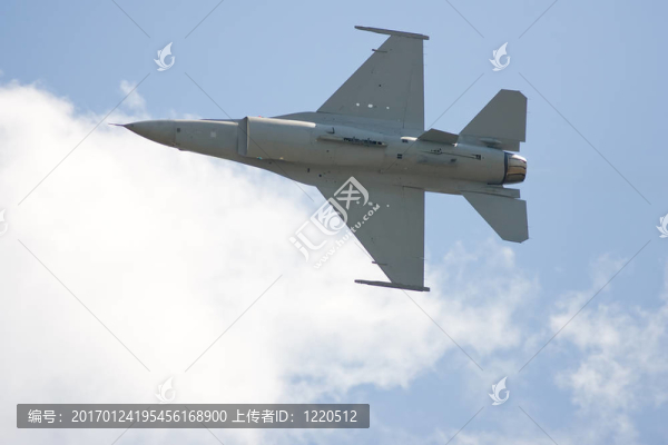 F-16戰(zhàn)隼是一個飛越