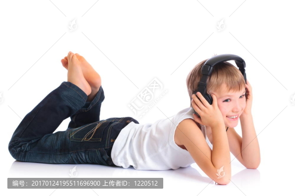男孩聽音樂