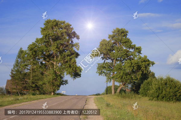 陽(yáng)光明媚的日子里的鄉(xiāng)村路-匯圖網(wǎng) www.fosd68.com 陽(yáng)光明媚的日子里的鄉(xiāng)村路