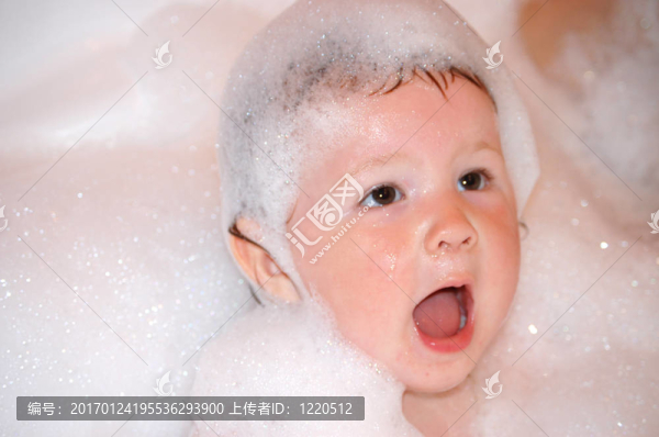 肥皂泡的小女孩洗澡