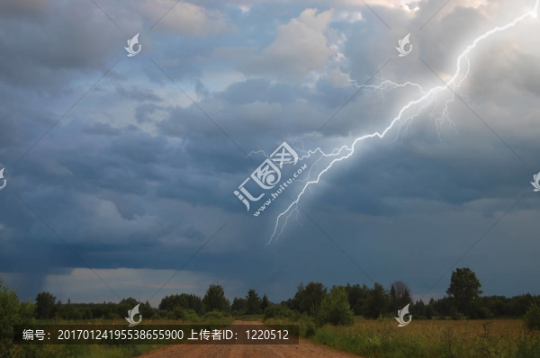 農(nóng)村公路風(fēng)暴天空