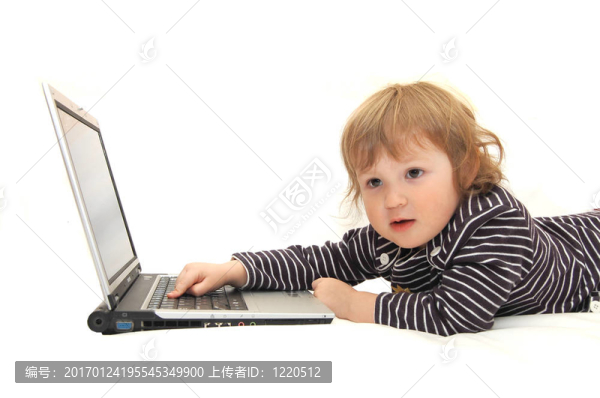 在筆記本電腦上工作的小女孩